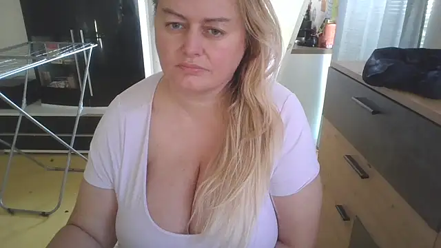 Snapshot of Meliss_Official9 chatting on March 5, 2025, 6:33 am Meliss Official9 online show from March 5, 2025, 6:33 am
