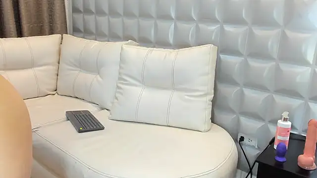 valentinasu1 online show from February 26, 2025, 4:38 pm