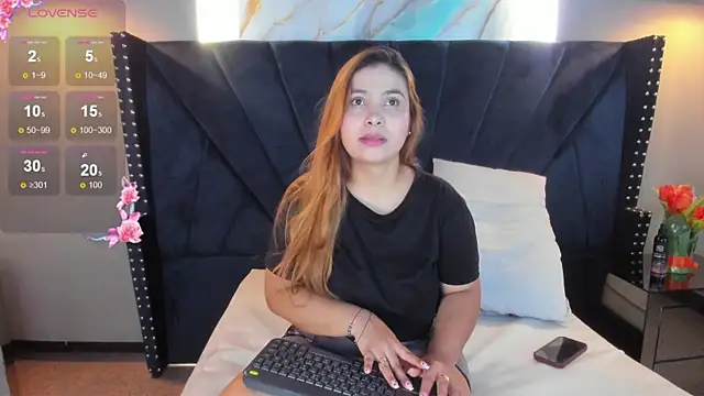 MAHIASMITH13 online show from September 22, 2025, 1:06 pm