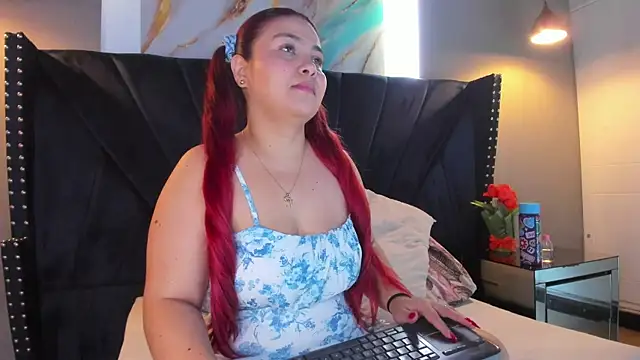 MAHIASMITH13 online show from January 15, 2026, 1:25 pm