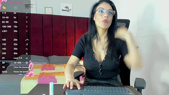 Snapshot of Zuzana21 chatting on March 21, 2025, 4:07 pm Zuzana21 online show from March 21, 2025, 4:07 pm