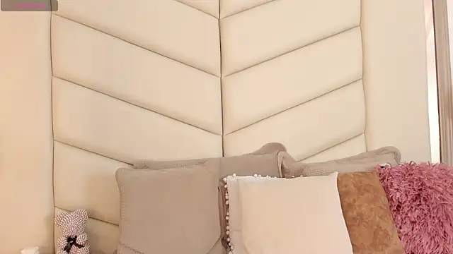 Snapshot of ValkyBes chatting on October 5, 2025, 12:56 am ValkyBes online show from October 5, 2025, 12:56 am