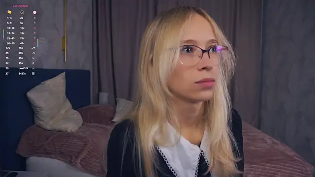 LynetBurby online show from October 10, 2025, 2:18 pm