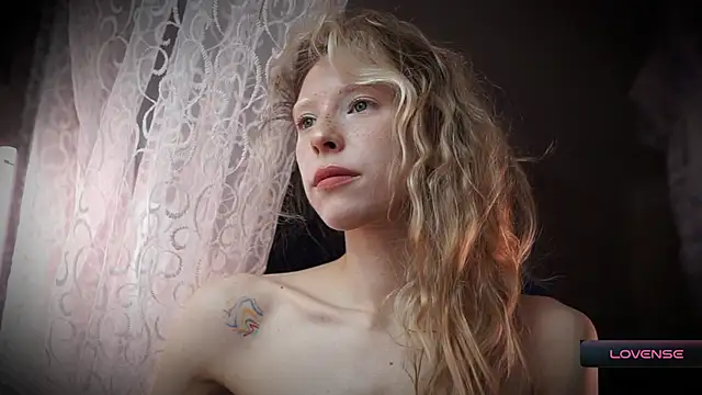 Snapshot of _Phantom_thread_ chatting on November 25, 2025, 9:31 am Phantom thread online show from November 25, 2025, 9:31 am