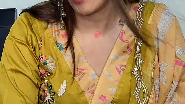 Snapshot of MIss-Naina chatting on October 28, 2025, 8:24 am MIss-Naina online show from October 28, 2025, 8:24 am