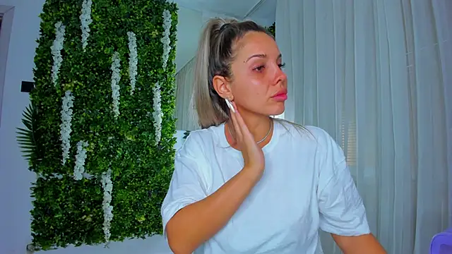 Snapshot of VivienCarter chatting on October 6, 2025, 2:51 pm VivienCarter online show from October 6, 2025, 2:51 pm