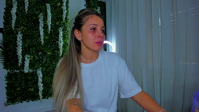 Snapshot of VivienCarter chatting on October 4, 2025, 12:17 pm VivienCarter online show from October 4, 2025, 12:17 pm