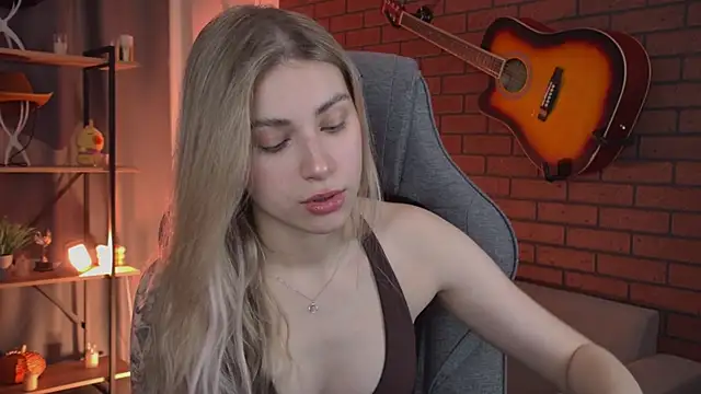 EllieCutes online show from April 12, 2026, 9:34 am