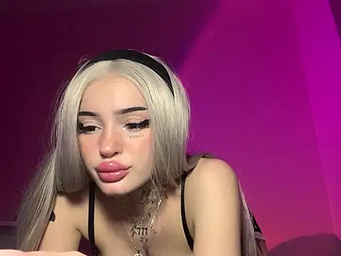 madelinexx online show from February 16, 2025, 8:11 pm