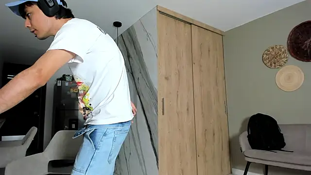 Huge latin cock online show from February 8, 2025, 9:04 pm