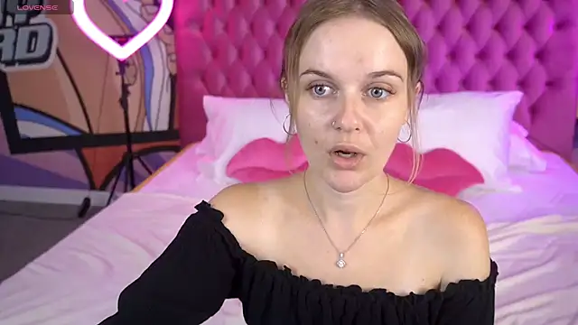 Snapshot of MaribelRiverr_ chatting on July 7, 2026, 5:43 am MaribelRiverr online show from July 7, 2026, 5:43 am