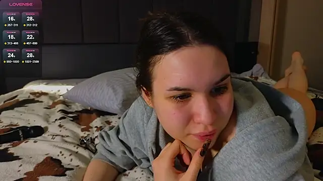 Roxie Mils online show from March 14, 2025, 9:32 pm