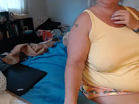 Snapshot of LauLauPAWG chatting on October 2, 2025, 10:35 pm LauLauPAWG online show from October 2, 2025, 10:35 pm