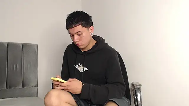 Snapshot of alex-lover chatting on October 27, 2025, 12:33 am alex-lover online show from October 27, 2025, 12:33 am