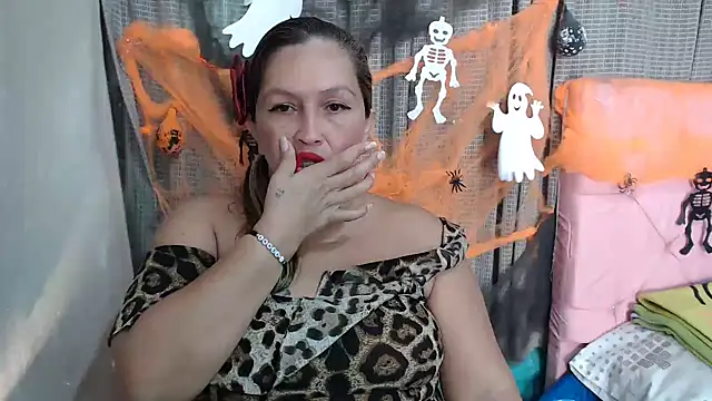 Snapshot of mom_son_dirty chatting on October 31, 2025, 2:24 pm mom son dirty online show from October 31, 2025, 2:24 pm