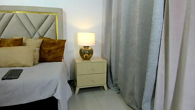 Snapshot of emily_queen2 chatting on October 22, 2025, 7:02 pm emily queen2 online show from October 22, 2025, 7:02 pm