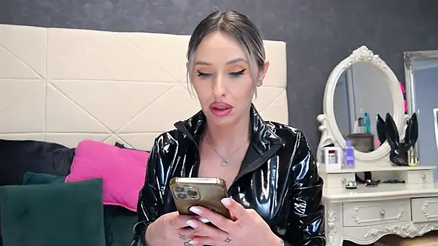 IssaSmith online show from February 17, 2025, 11:34 am