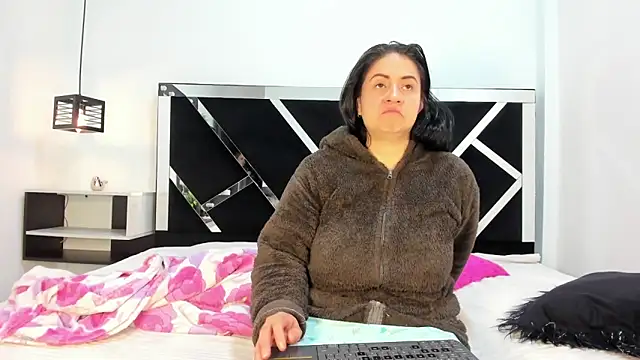 Snapshot of Ambber_moon chatting on February 14, 2025, 10:49 am Ambber moon online show from February 14, 2025, 10:49 am