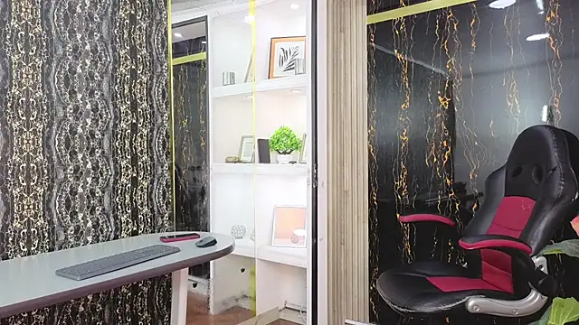 MirandaRossi online show from March 12, 2026, 11:58 am