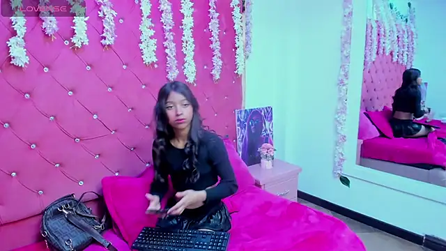 SamaraPrice69 online show from January 25, 2025, 6:35 pm