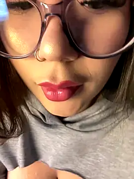 LylaLee111 online show from September 19, 2025, 1:15 pm