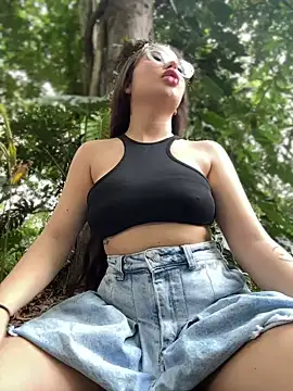 LylaLee111 online show from February 12, 2025, 5:26 pm