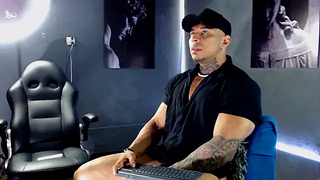 Snapshot of bradley_smith chatting on October 12, 2025, 1:40 am bradley smith online show from October 12, 2025, 1:40 am