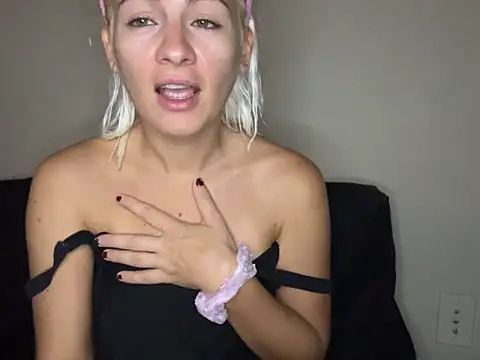 Snapshot of girlfriendmissy chatting on September 28, 2025, 5:53 pm girlfriendmissy online show from September 28, 2025, 5:53 pm