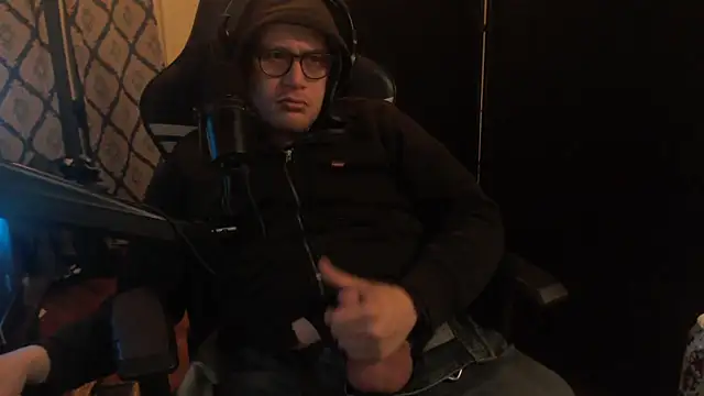 Snapshot of chicostick413 chatting on February 6, 2026, 2:18 am chicostick413 online show from February 6, 2026, 2:18 am