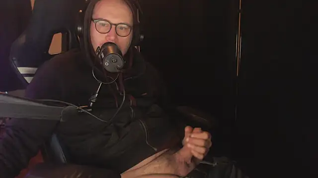 Snapshot of chicostick413 chatting on December 18, 2025, 1:48 pm chicostick413 online show from December 18, 2025, 1:48 pm