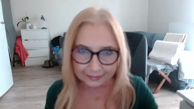 Snapshot of sofia_xkiss chatting on February 17, 2025, 10:51 am sofia xkiss online show from February 17, 2025, 10:51 am