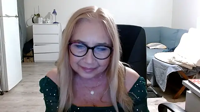 Snapshot of sofia_xkiss chatting on February 28, 2025, 5:48 pm sofia xkiss online show from February 28, 2025, 5:48 pm