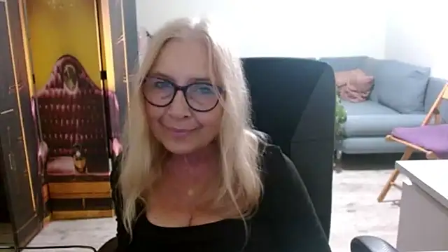 sofia xkiss online show from November 3, 2025, 3:04 pm