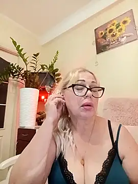 Snapshot of SusieNoreen chatting on September 22, 2025, 11:11 pm SusieNoreen online show from September 22, 2025, 11:11 pm