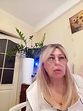 Snapshot of SusieNoreen chatting on September 27, 2025, 11:22 pm SusieNoreen online show from September 27, 2025, 11:22 pm