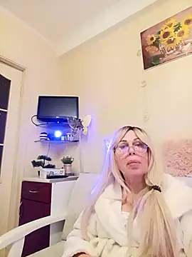 Snapshot of SusieNoreen chatting on October 24, 2025, 12:59 pm SusieNoreen online show from October 24, 2025, 12:59 pm