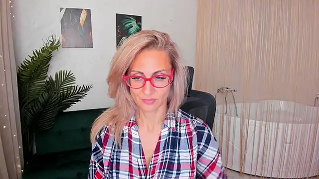 Snapshot of MuseOfStage chatting on September 23, 2025, 11:28 am MuseOfStage online show from September 23, 2025, 11:28 am