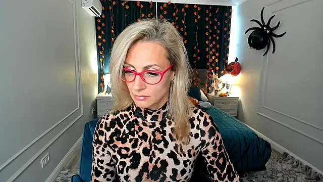 Snapshot of MuseOfStage chatting on October 12, 2025, 11:22 am MuseOfStage online show from October 12, 2025, 11:22 am