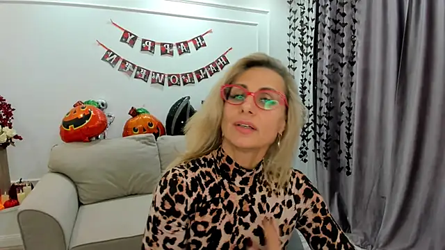 Snapshot of MuseOfStage chatting on October 19, 2025, 11:46 am MuseOfStage online show from October 19, 2025, 11:46 am