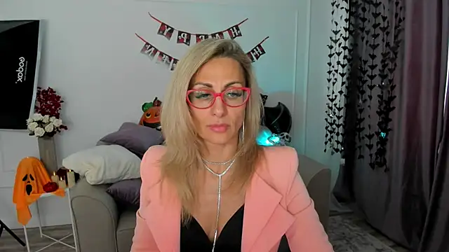 Snapshot of MuseOfStage chatting on October 13, 2025, 11:34 am MuseOfStage online show from October 13, 2025, 11:34 am