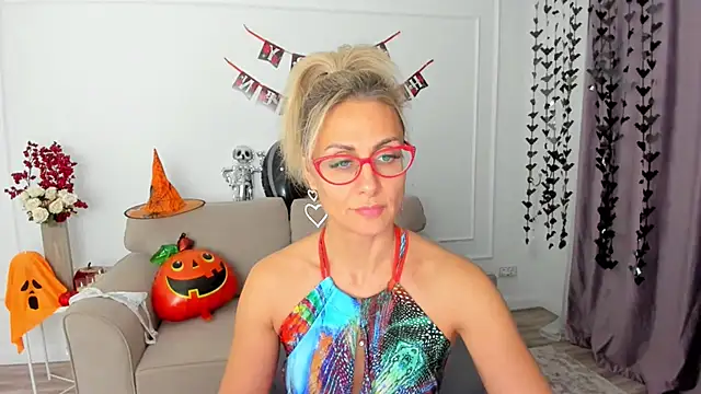 Snapshot of MuseOfStage chatting on October 28, 2025, 11:42 am MuseOfStage online show from October 28, 2025, 11:42 am