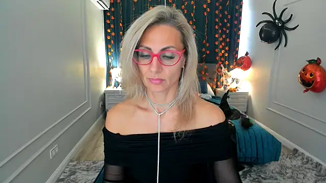 Snapshot of MuseOfStage chatting on October 10, 2025, 11:33 am MuseOfStage online show from October 10, 2025, 11:33 am