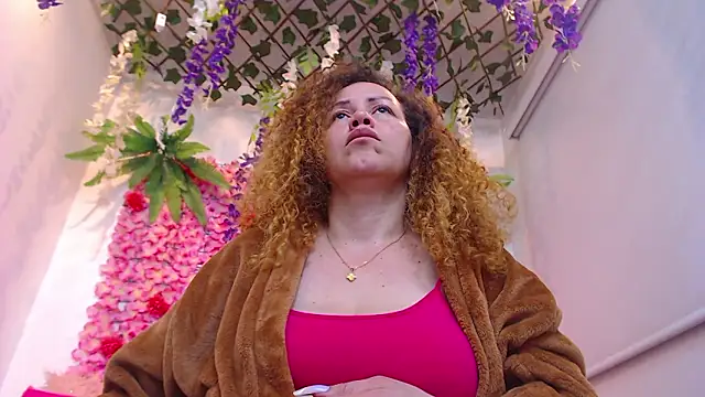 BLONDE SEXYHOT online show from February 5, 2026, 10:00 am