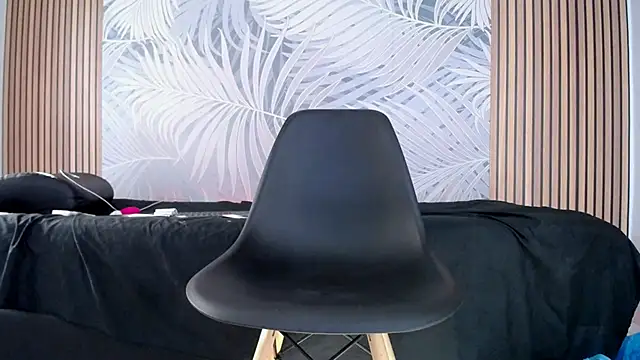 LauraRossi Nova online show from February 24, 2025, 1:21 pm
