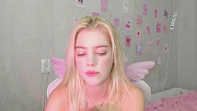 Snapshot of Shawty_Blonde chatting on September 12, 2025, 6:29 pm Shawty Blonde online show from September 12, 2025, 6:29 pm