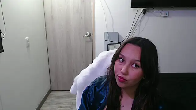 Skarlet Adams28 online show from November 6, 2025, 7:51 pm