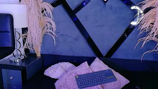 Snapshot of KylieWhite chatting on October 15, 2025, 4:37 pm KylieWhite online show from October 15, 2025, 4:37 pm