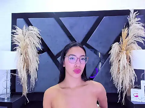 KylieWhite online show from February 21, 2025, 12:38 pm