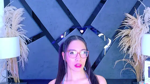 Snapshot of KylieWhite chatting on October 13, 2025, 12:29 pm KylieWhite online show from October 13, 2025, 12:29 pm