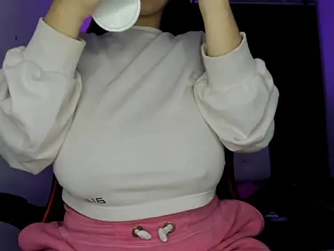 Snapshot of silviamilk chatting on November 25, 2025, 4:02 am silviamilk online show from November 25, 2025, 4:02 am